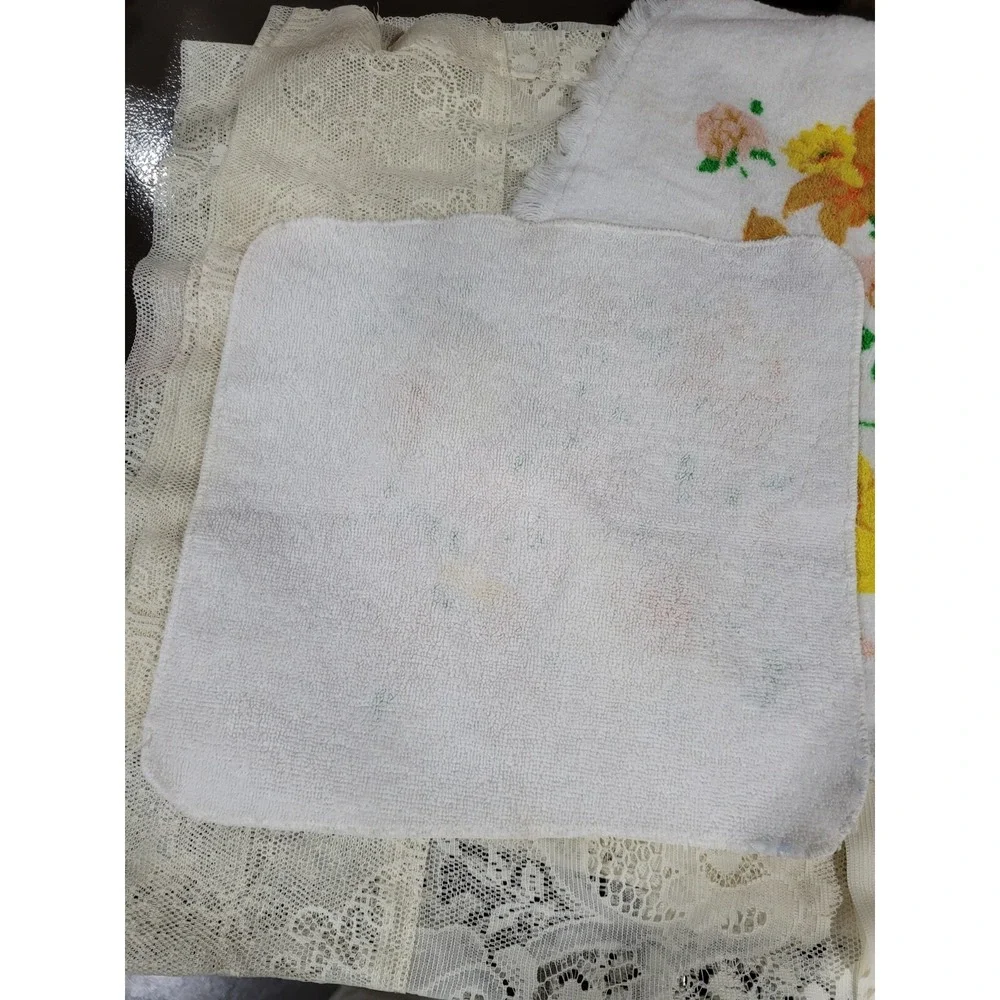 Vintage Mid-century Martex Daffodil Hand Towel and Bath Cloth